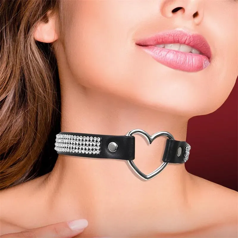 Collar con Corazón y Pedrería Estilo Choker Cuero Vegano Talla Única – BDSM/Accesorios