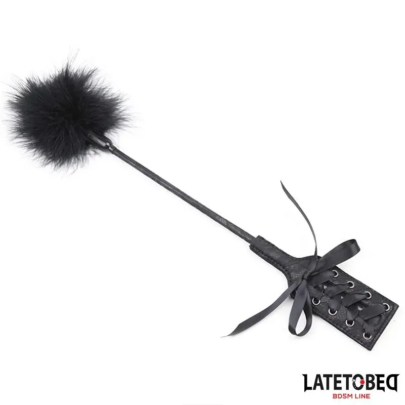 Plumero con Fusta Encaje y Lazo Negro – BDSM/Accesorios