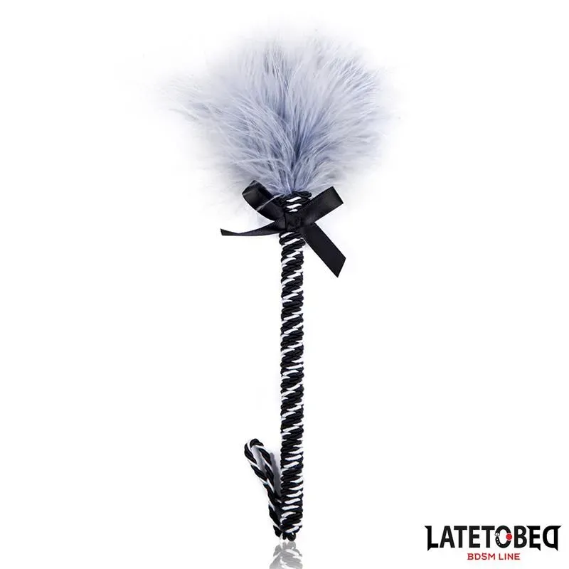 Plumero con Lazo Gris y Negro 25cm – BDSM/Accesorios